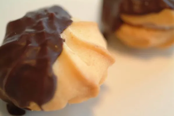 Bild: Auf den Spuren der Bärentatzen - Wie kommt die Schokolade auf und die Füllung in den Keks?