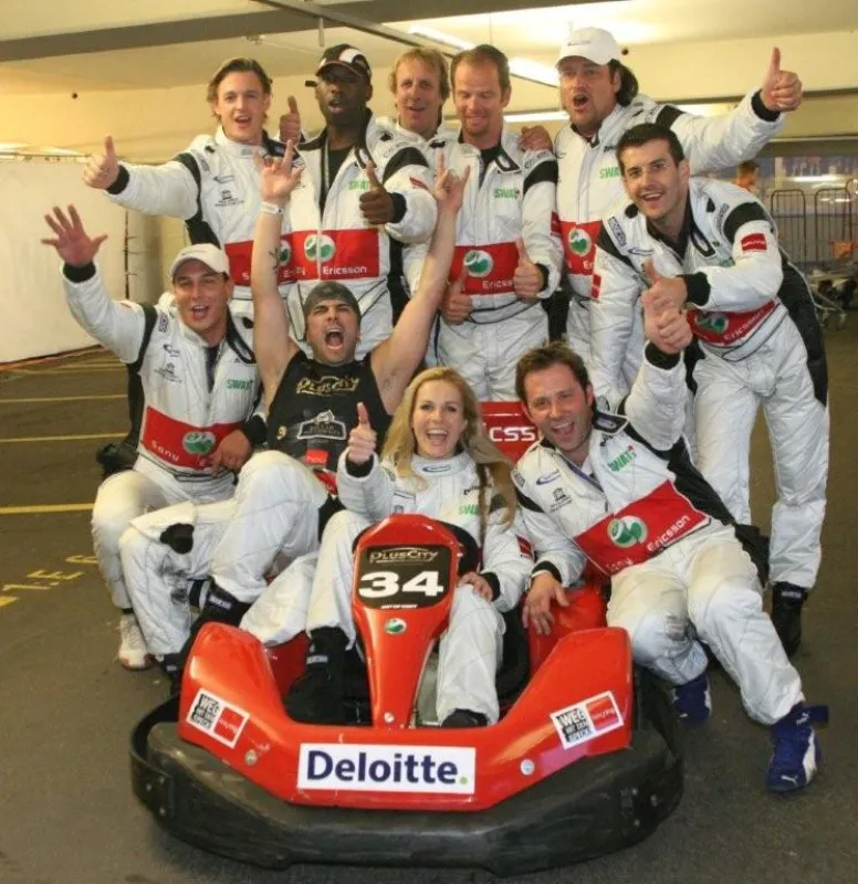 Sony Ericsson VIP Racing Team in Siegerlaune: vlnr-stehend: Thomas Kicker, Kelechi Onyele, Frank Biela, Manfred Hachmeyer, Stefan Deckelmann, Miso Curcic/ sitzend: Dieter Pilz, Marc Terenzi, Eve Schee