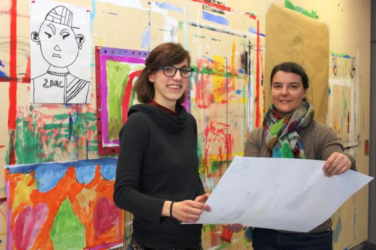 Das Bild zeigt die Kunsttherapeutinnen Nadine de Fries und Monika Schlenker.