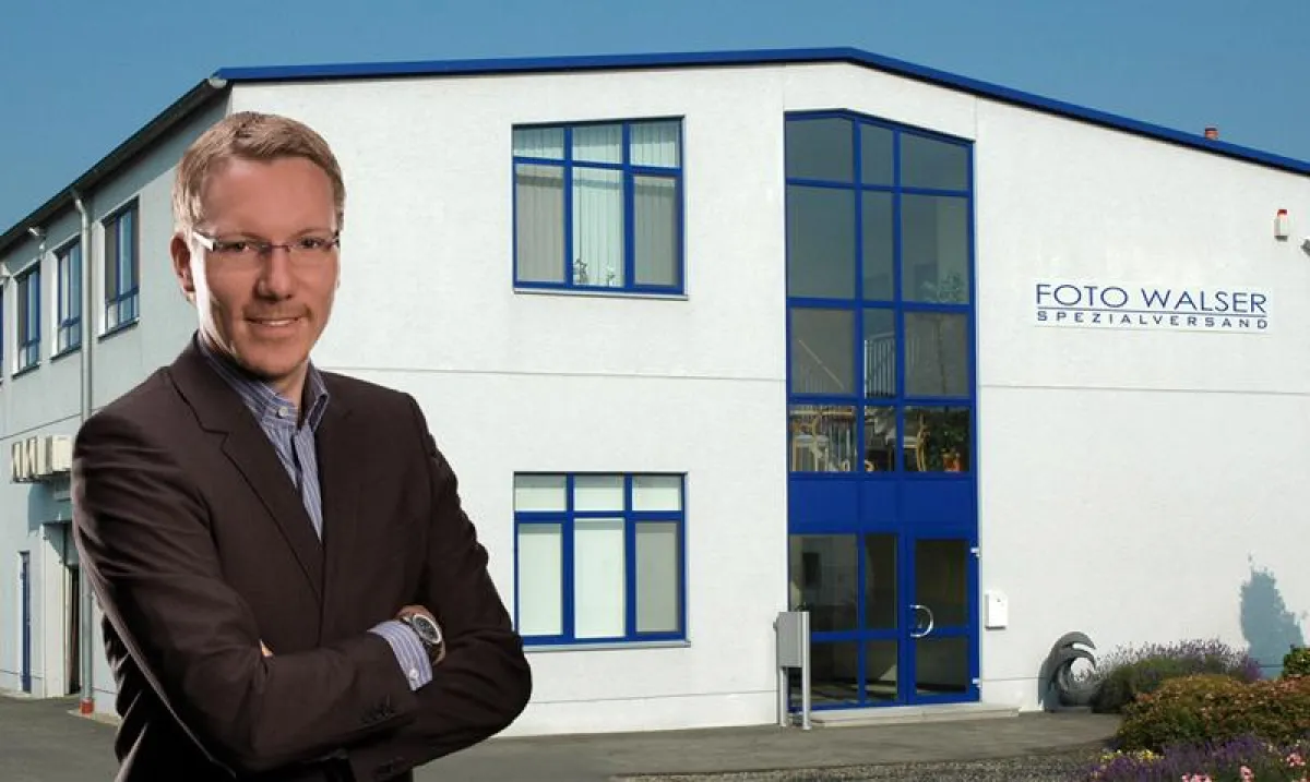 Geschäftsführer Niclas Walser vor dem Unternehmensgebäude