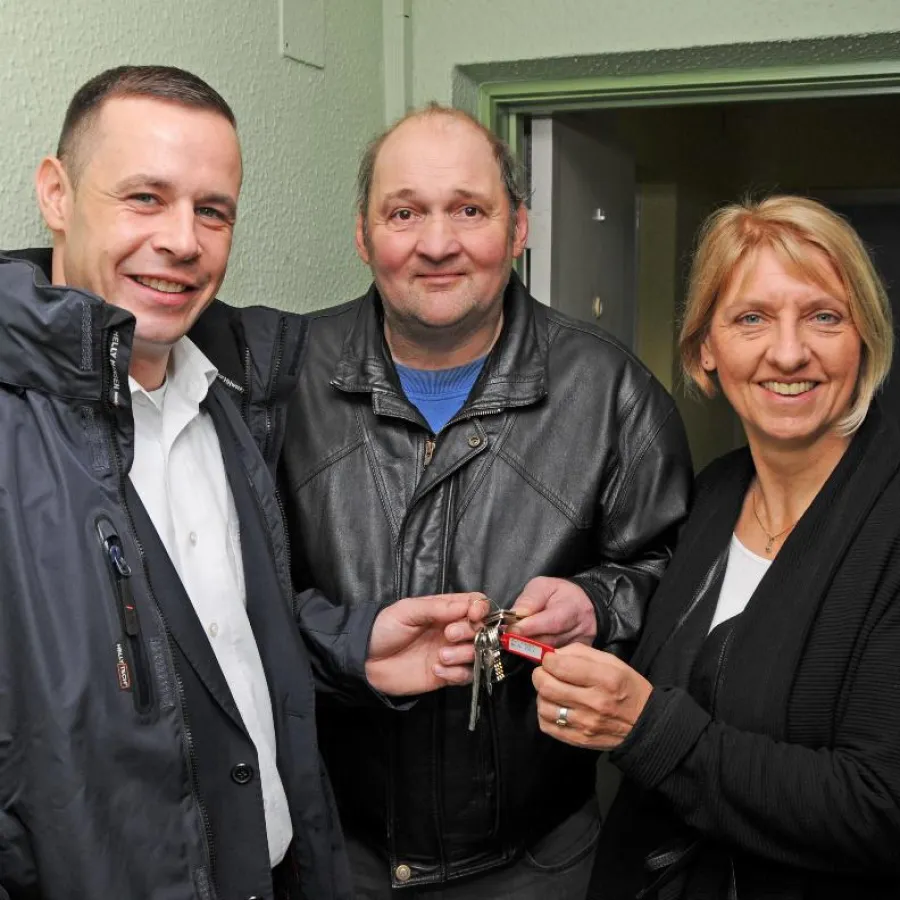 ServiceCenter-Leiter Jan Schlief (li.) bei der Schlüsselübergabe.