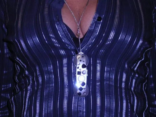 Bild: Freisprecheinrichtung als Modeschmuck