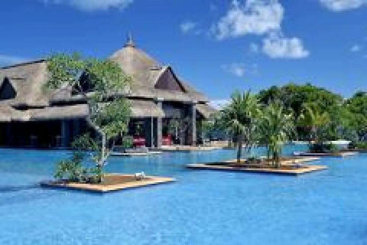 Der 1.386 qm große Brezza-Swimmingppool bietet Wellness & Entspannung pur - Quelle: The Grand Mauritian Resort & Spa Mauritius / beauty24 GmbH
