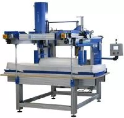 Bild: Neue Maschine prüft Dauerhaltbarkeit und Härte von Matratzen und Federkernen