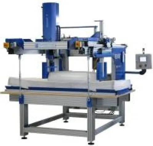 Bild: Neue Maschine prüft Dauerhaltbarkeit und Härte von Matratzen und Federkernen