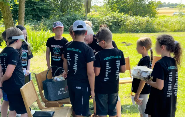 Bild: Tie Solution spendet T-Shirts 