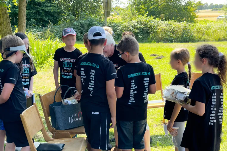 Bild: Tie Solution spendet T-Shirts 