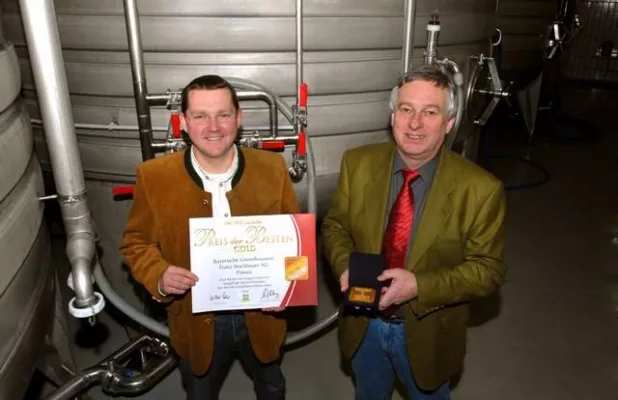 "Preis der Besten" in Gold für die Bayerische Löwenbrauerei Franz Stockbauer aus Passau Bild: "Preis der Besten" in Gold für die Bayerische Löwenbrauerei Franz Stockbauer aus Passau