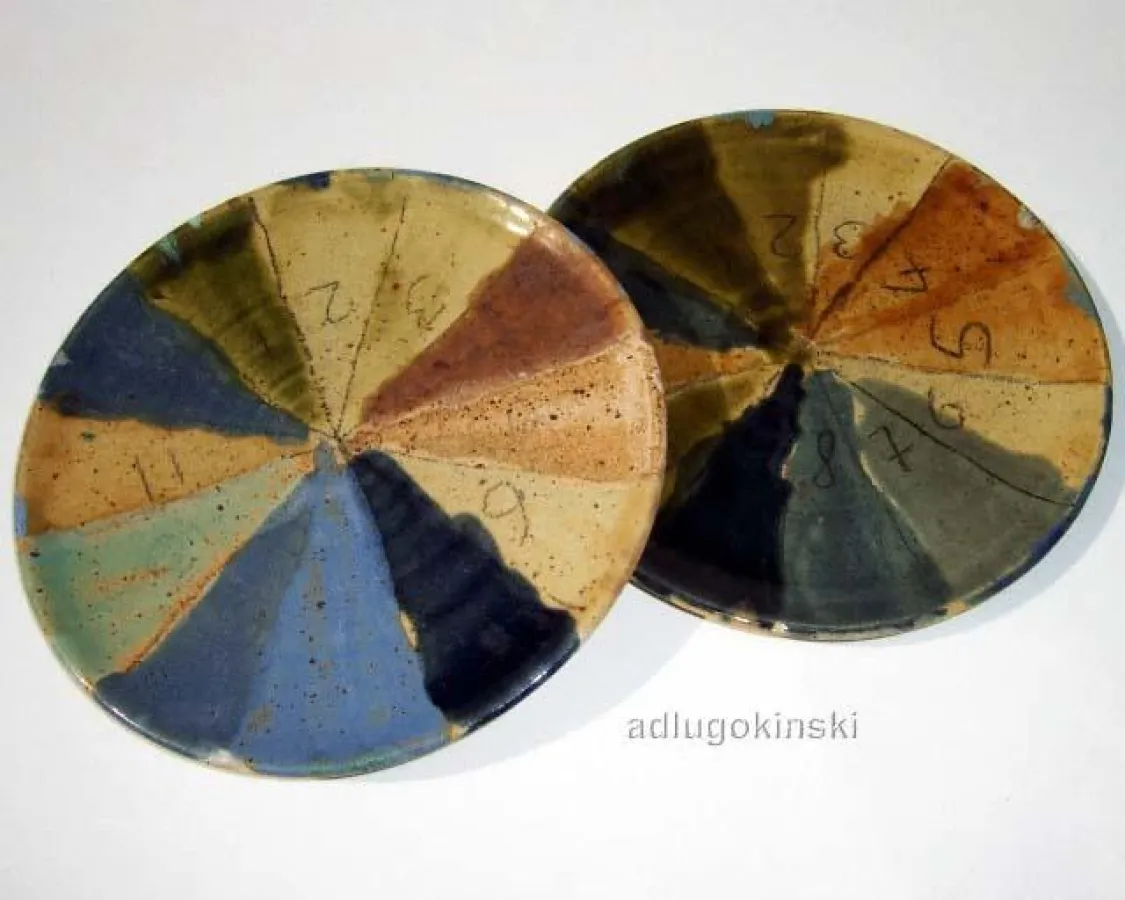 Teller mit Glasurproben - ein typisches Töpfer-Frühstücksgeschirr