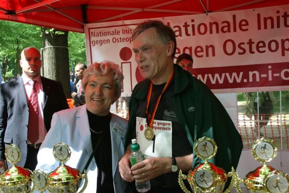Bundespräsident Horst Köhler und Dr. Jutta Semler von der Nationalen Initiative gegen Osteoporose nach dem Lauf