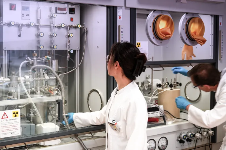 Tritium im Quantensieb: HZDR-Team trennt erstmals Wasserstoff-Isotopengemisch durch Quanteneffekte Bild: Tritium im Quantensieb: HZDR-Team trennt erstmals Wasserstoff-Isotopengemisch durch Quanteneffekte