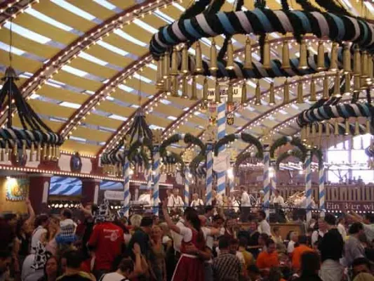 Bild: Live und exklusiv auf zaplive.tv - Oktoberfestauftakt am 17.9. in Berlin mit Angela Merkel