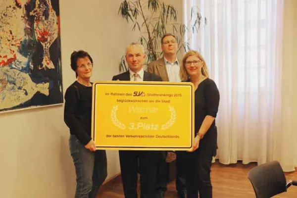 Bild: Der Schilderüberwachungsverein e.V. verleiht Wismar Preis für gute Verkehrszeichen
