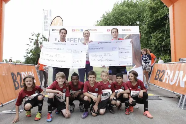 Bettina Wulff schickt über 6.000 Läufer auf die Strecke beim B2RUN Hannover Bild: Bettina Wulff schickt über 6.000 Läufer auf die Strecke beim B2RUN Hannover