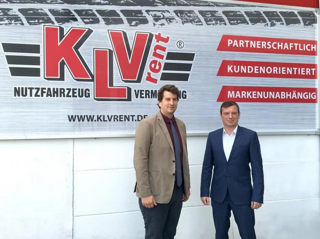 Von li. nach re.: Mario Schlote (GF SchneiderGolling IFFOXX), Bernd Kaindlsdorfer (GF KLVrent)