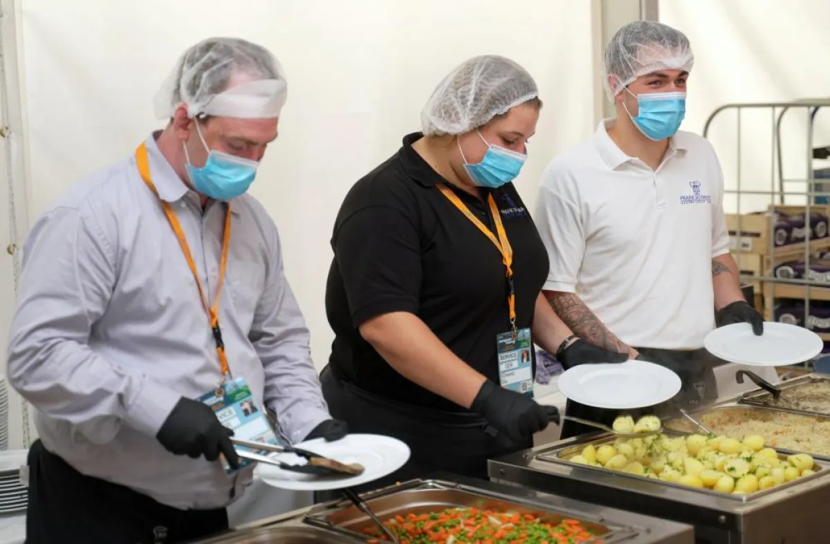 Alle packen mit an: David Georgi (l.) und Gina Schwarz bei der Essensausgabe. © Holger Bernert