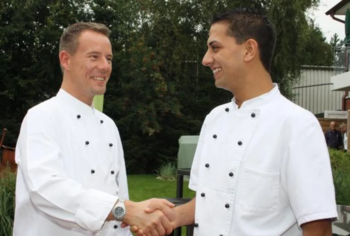 Sous-Chef Marco Grenningloh (li.) gratuliert seinem jungen Kollegen Patrick Singh zur bestandenen Prüfung als Prüfungsbester. F