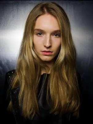 Bild: BURBERRY HERBST/ WINTER 2013 - LEAD STYLIST: NEIL MOODIE FÜR MORROCANOIL