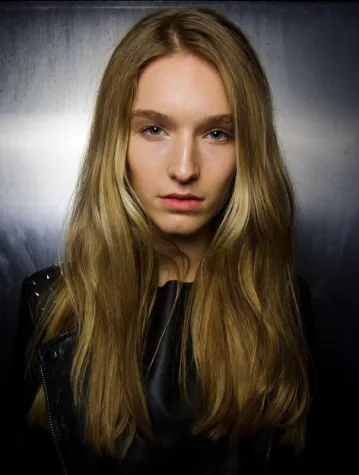 Bild: BURBERRY HERBST/ WINTER 2013 - LEAD STYLIST: NEIL MOODIE FÜR MORROCANOIL