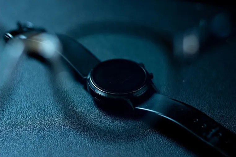Bild: Smarte Uhr mit echten analogen Zeigern