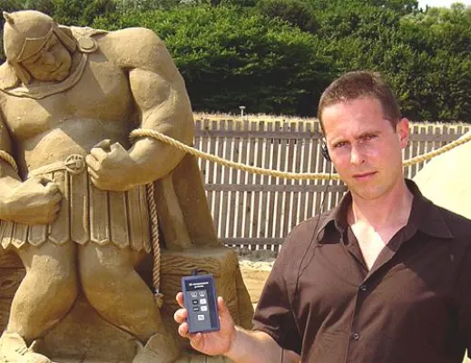 Bild: Soundcom gibt Skulpturen der Sand World 2006 eine Stimme
