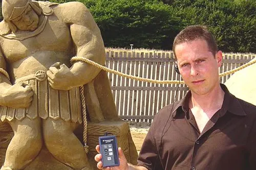 Bild: Soundcom gibt Skulpturen der Sand World 2006 eine Stimme