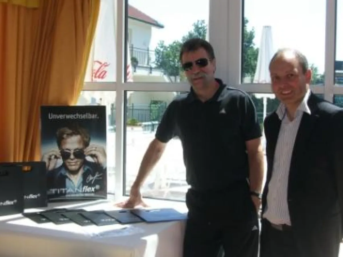 Heiner Brand, Trainer der dt. Handball Nationalmannschaft und Prof. Sickenberger bei der Übergabe der TITANflex Brillen