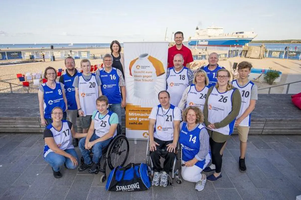 Beim Open-Air-Kino in Travemünde holten sich die Rollstuhl-Basketballer ihren neuen Trikotsatz ab.