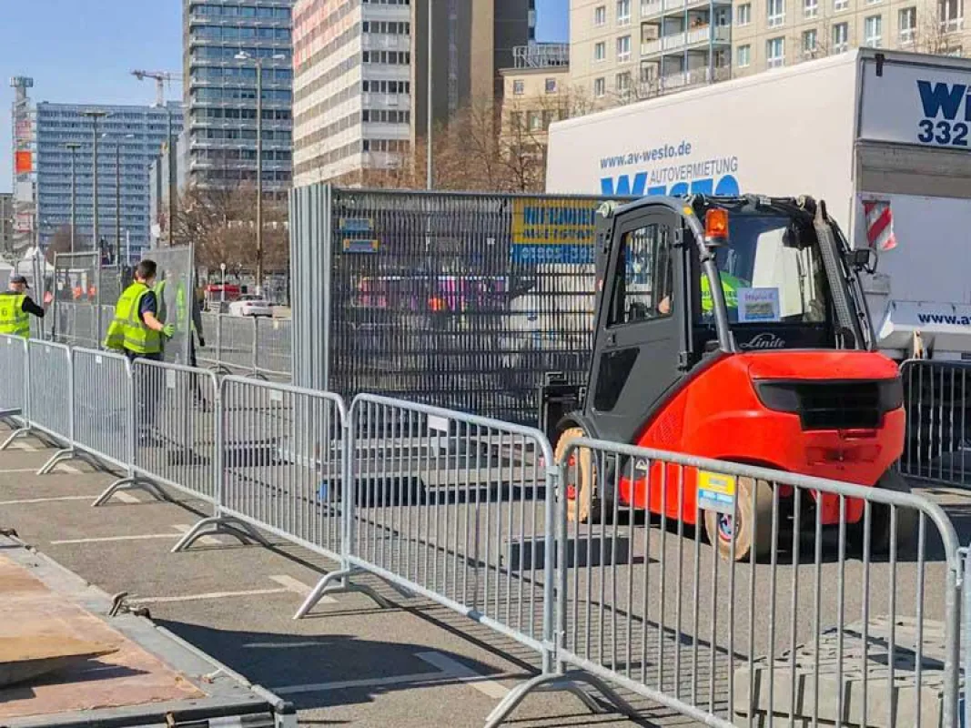 Aufbauarbeiten für den Berliner Halbmarathon (Foto: NIEMEIER Event Tools, frei zur Veröffentlichung