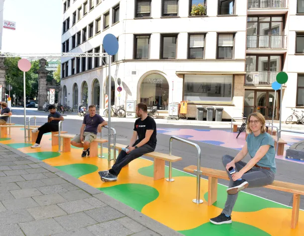Bild: Jetzt wird es bunt in der Prannerstraße:  Der Straßenraum als Lounge und Flaniermeile!