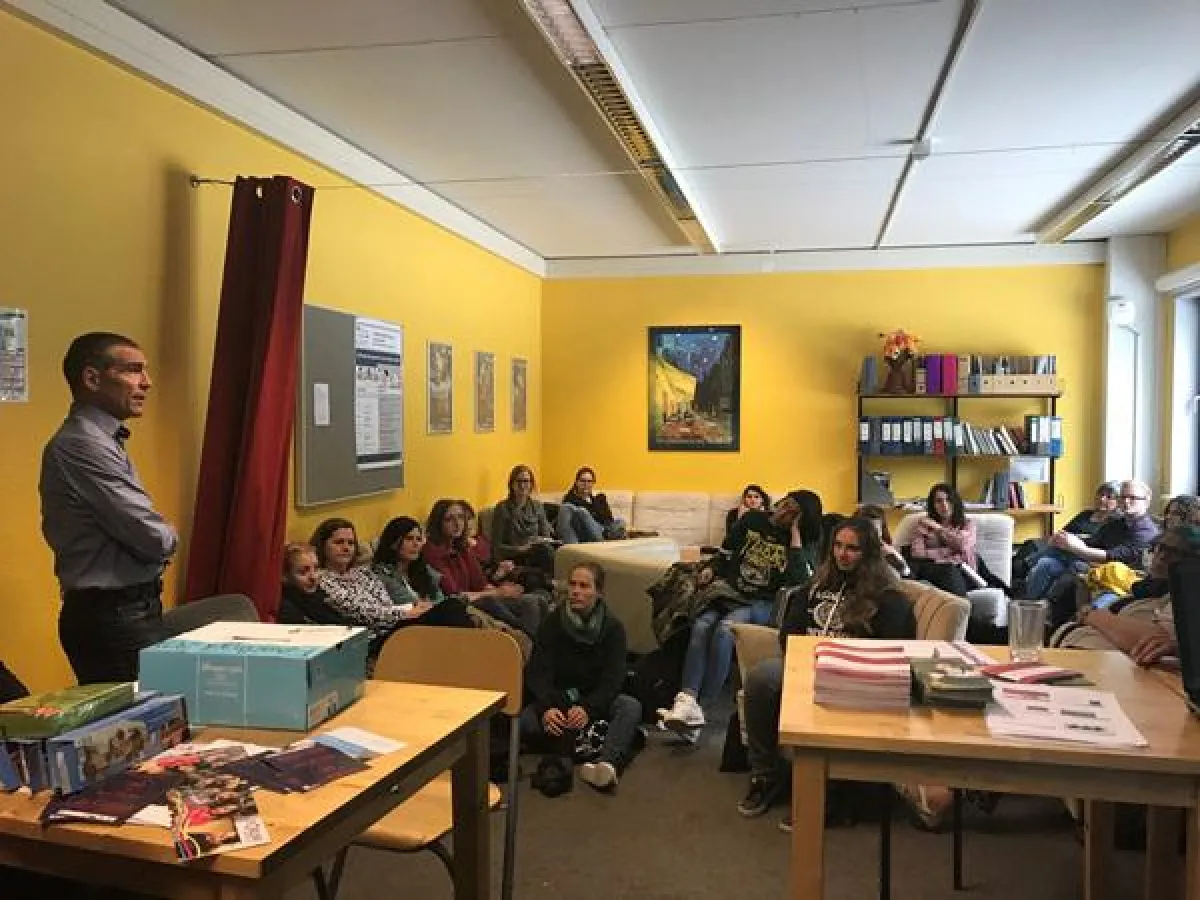 Axel Sans (li.) freute sich über das große Interesse der Studierenden an der Stiftung Liebenau.