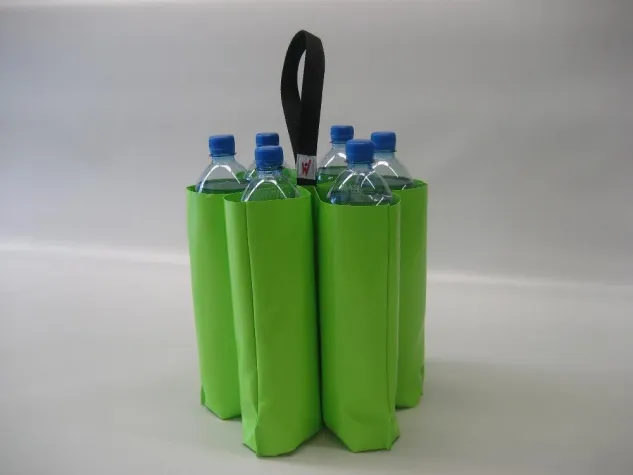 Bild: Der Flaschenbehälter von LernWerk - ein Farbtupfer in der Küche
