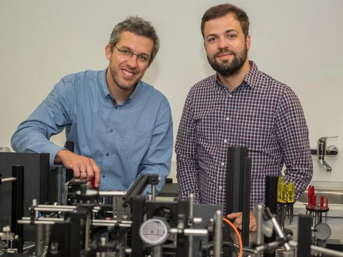 Am Adaptive Optics Scanning Laser Ophthalmoskop: Dr. Wolf M. Harmening (links) von der Universitäts-Augenklinik Bonn und Dr. William S. Tuten (rechts) von der University of California Berkeley.  (© Fo