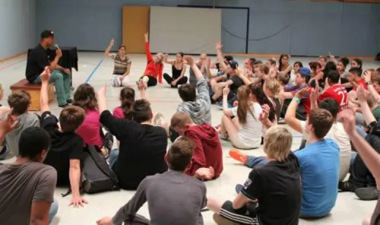 Präventionstag mit Musiker „2schneidig“ an Cottbusser Gesamtschule Bild: Präventionstag mit Musiker „2schneidig“ an Cottbusser Gesamtschule