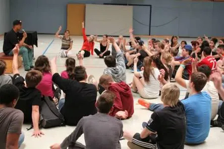 Bild: Präventionstag mit Musiker „2schneidig“ an Cottbusser Gesamtschule