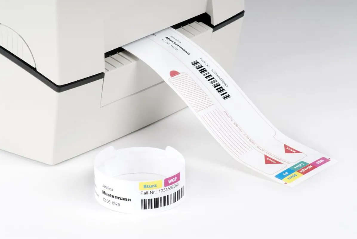 Das Patientenarmband Armilla Stick Plus zeigt durch Signalfarben Behandlungssituationen und Risiken wie Allergien, Weglauf- und Sturzgefährdung an.