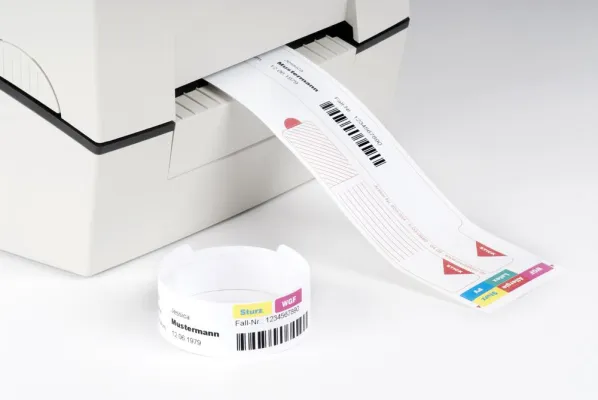 Patientenarmbänder mit farbigen Signalaufklebern für mehr Sicherheit bei Patienten und Pflegepersonal Bild: Patientenarmbänder mit farbigen Signalaufklebern für mehr Sicherheit bei Patienten und Pflegepersonal