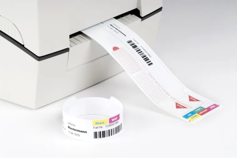 Bild: Patientenarmbänder mit farbigen Signalaufklebern für mehr Sicherheit bei Patienten und Pflegepersonal