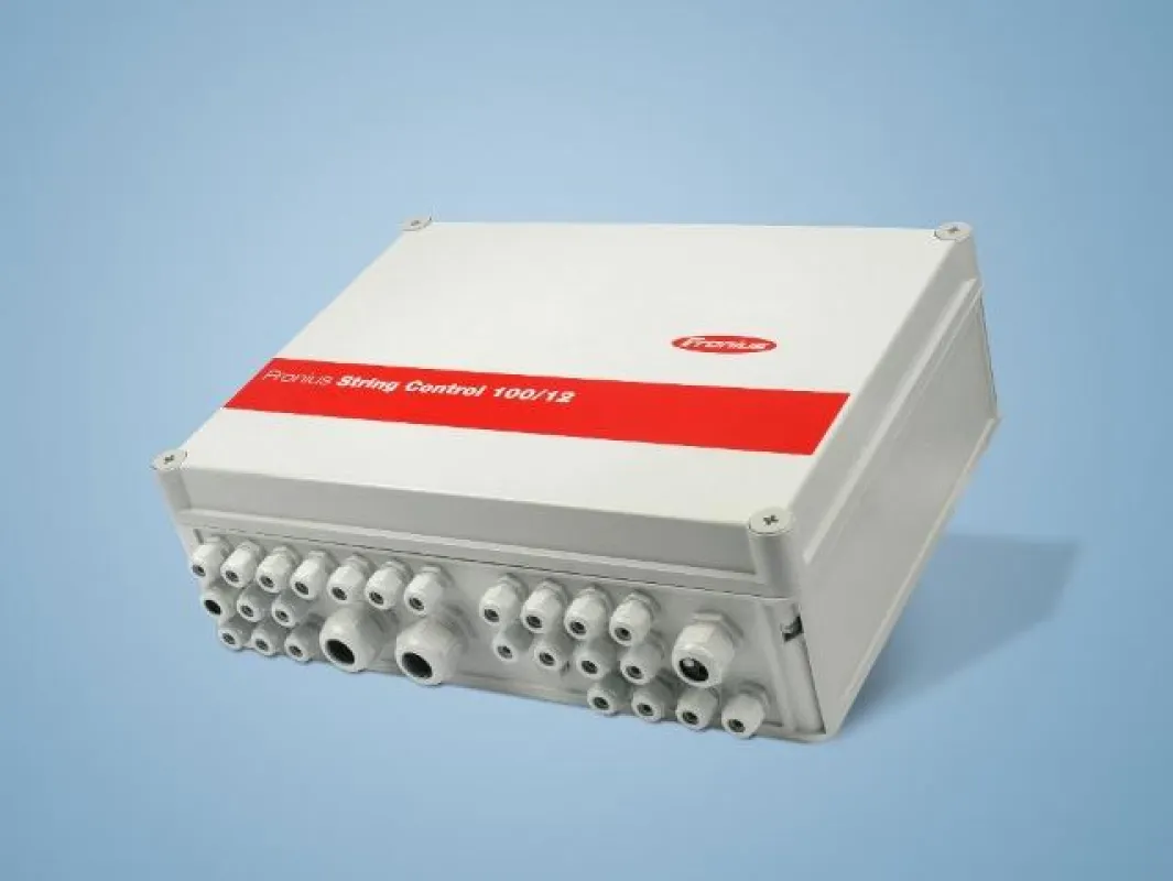 Die Fronius String Control 100/12 ist das perfekte Überwachungssystem für die 3-phasigen Geräte Fronius IG Plus 120V und 150V.