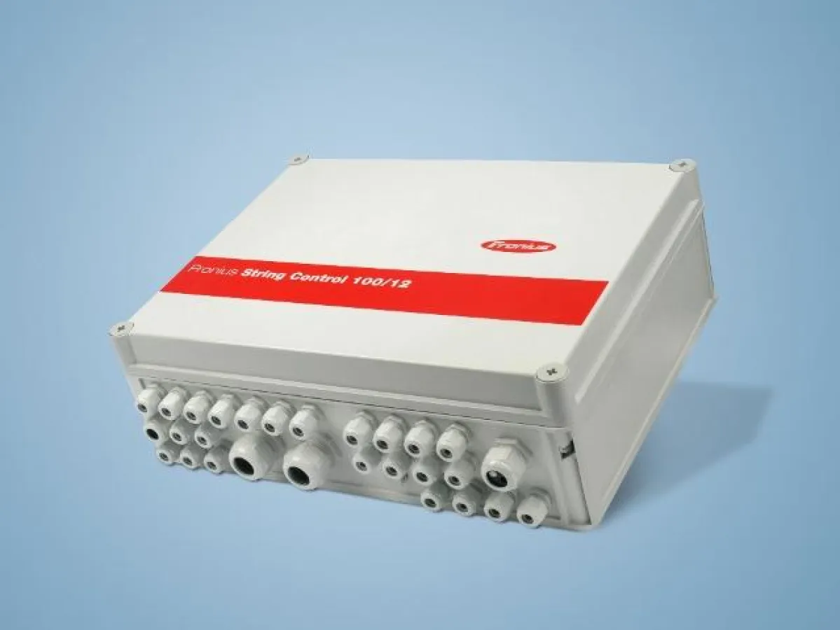 Die Fronius String Control 100/12 ist das perfekte Überwachungssystem für die 3-phasigen Geräte Fronius IG Plus 120V und 150V.