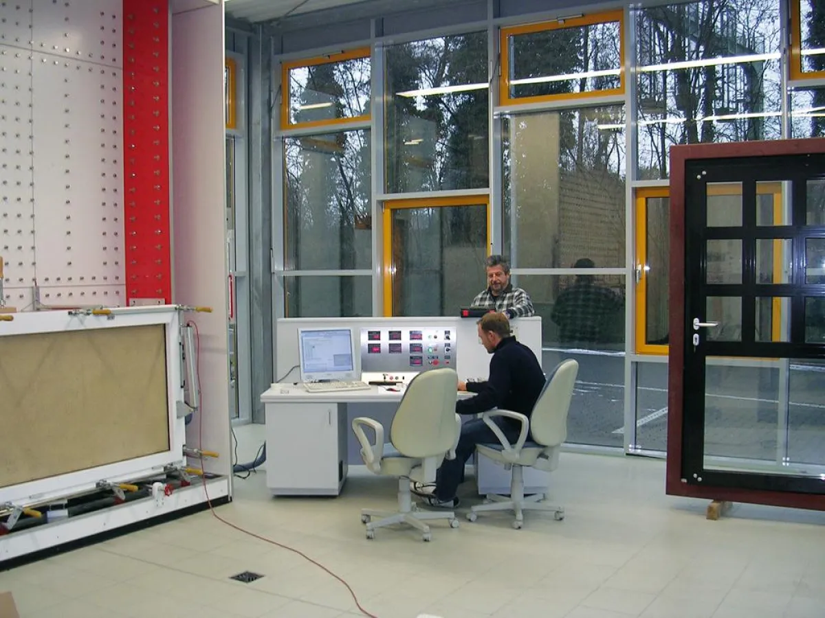 In der hauseigenen Prüfanlage beweisen auch die barrierefreien Systeme ihre wahren Werte.