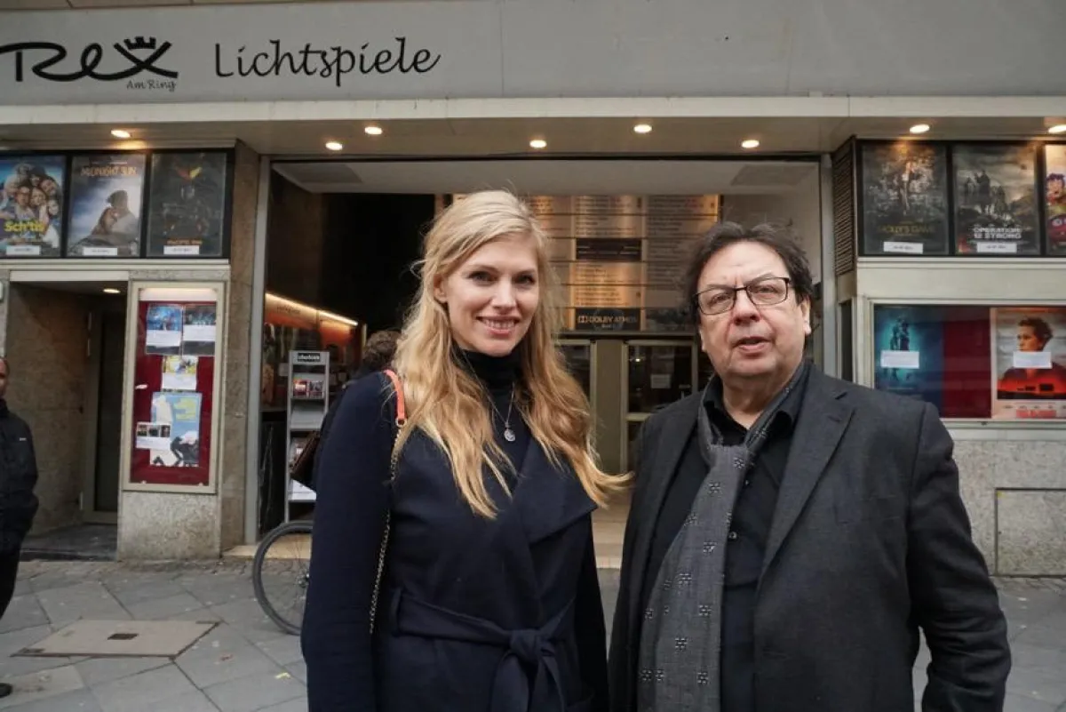 Martina Hirschmeier und Werner Müller am frühen Morgen vor dem Kino Rex in Köln