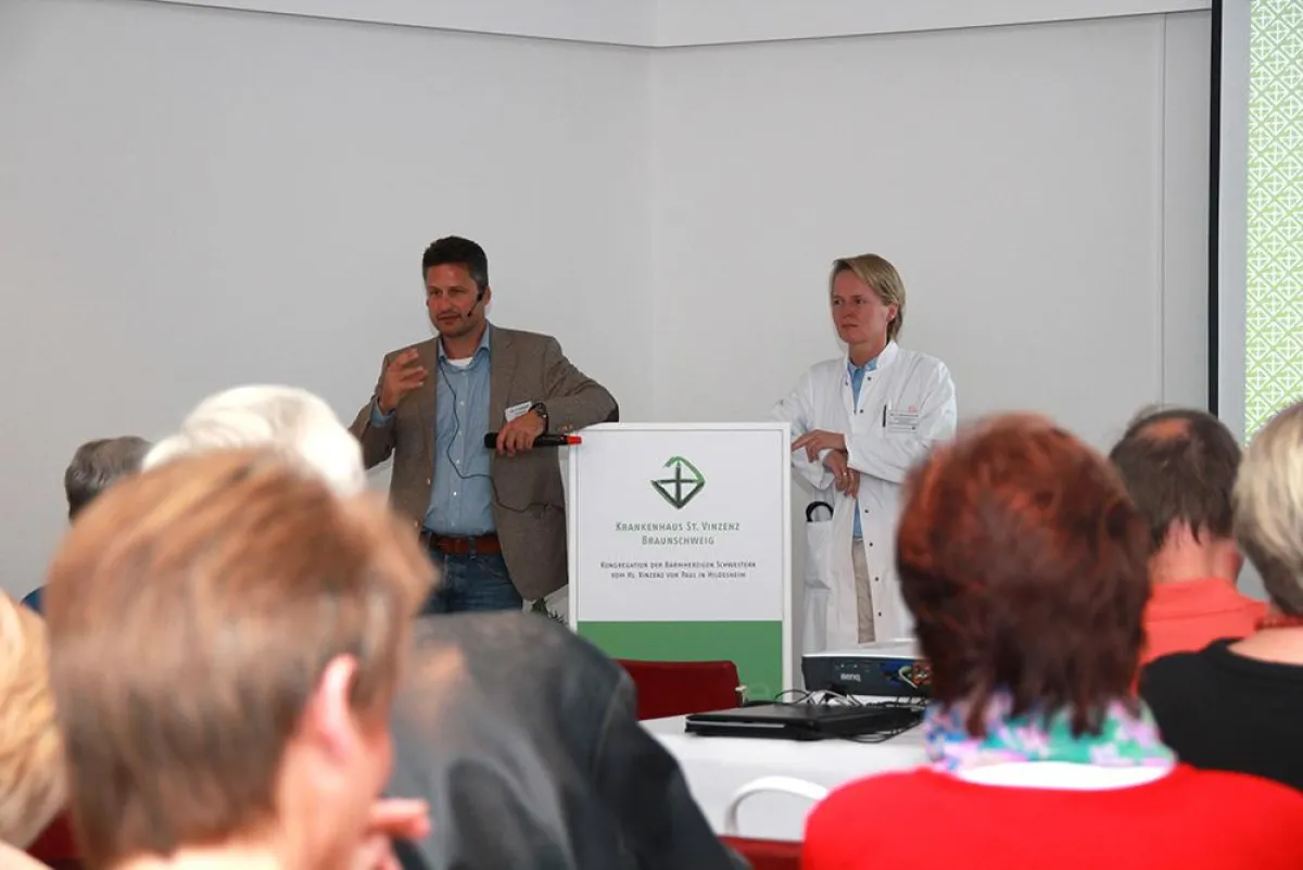 Dr. Peter Fleimisch (links), leitender Oberarzt Innere Medizin / Pneumologie, informierte über die M