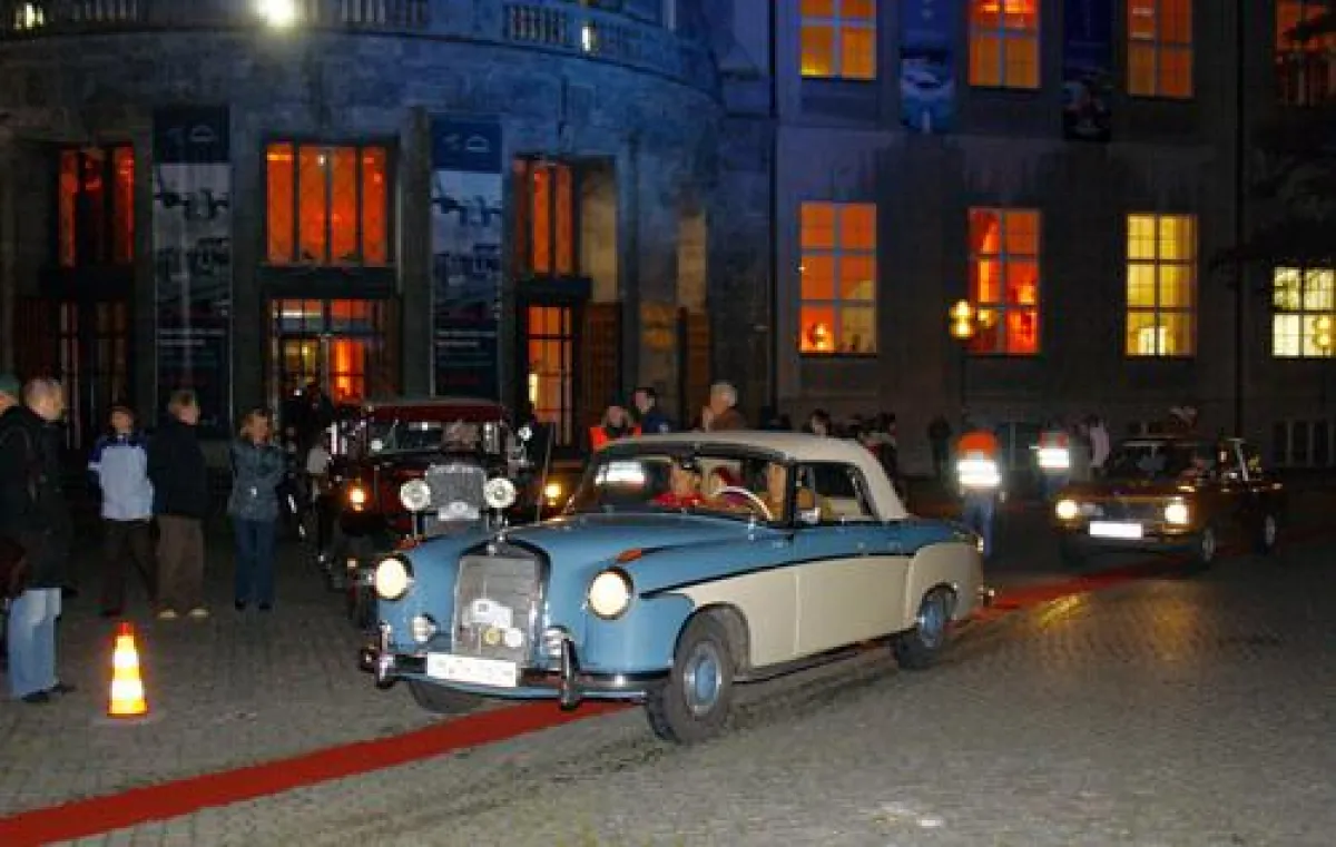 Oldtimer im Innenhof des Deutschen Museums München