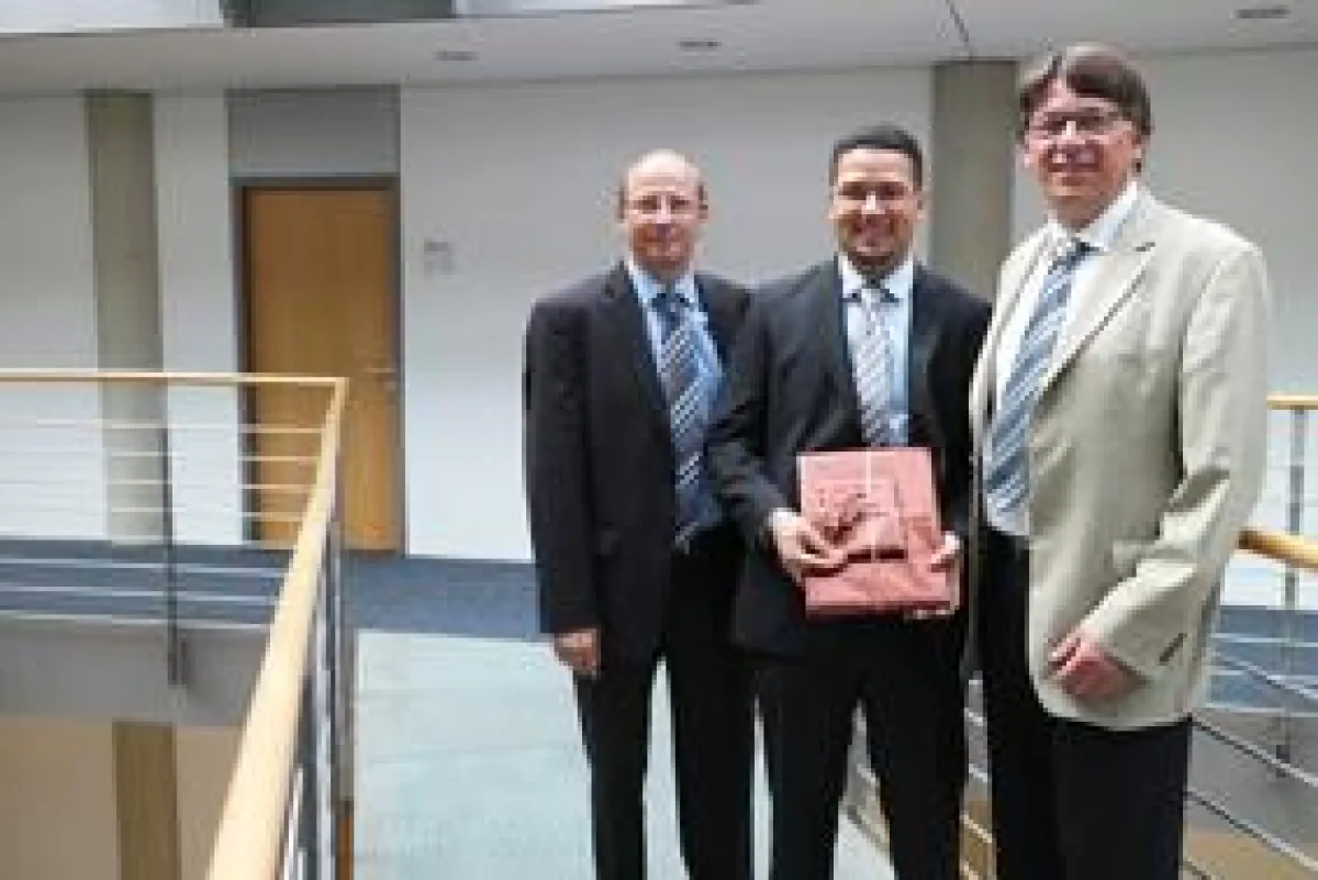 Geschäftsführung gratuliert zum erfolgreichen Abschluss