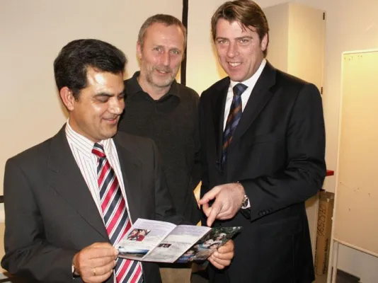 Bild: Hilfe kommt blinden Kindern direkt zu Gute - Hardy Schmitz spendet 6000 Euro für Hilfsprojekt in Nepal