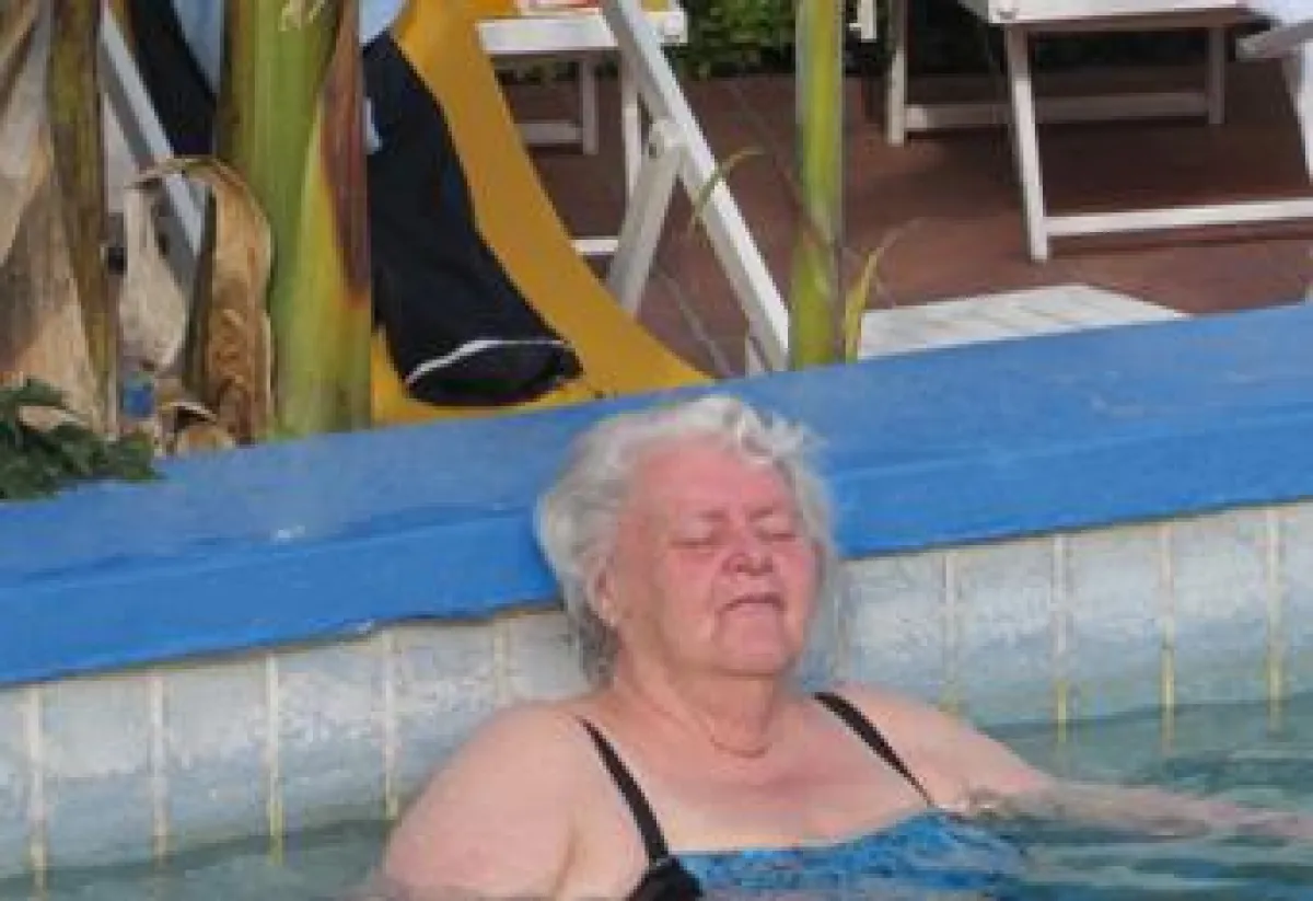 Die glückliche Christa Müller im Thermalbad auf Ischia.