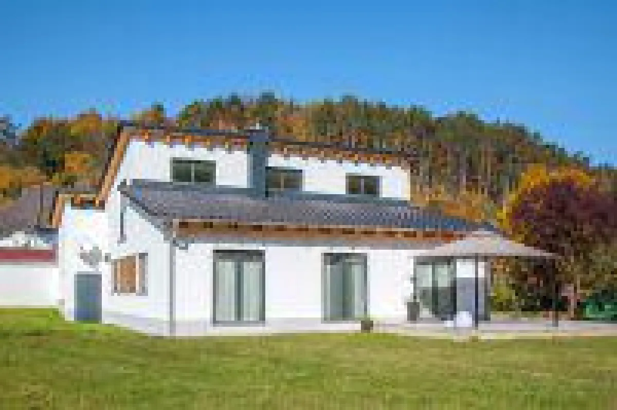 Das moderne und nachhaltig geplante Einfamilienhaus ist maßgeblich nach Entwürfen der Bauherren gestaltet (Bild: Unipor, München).