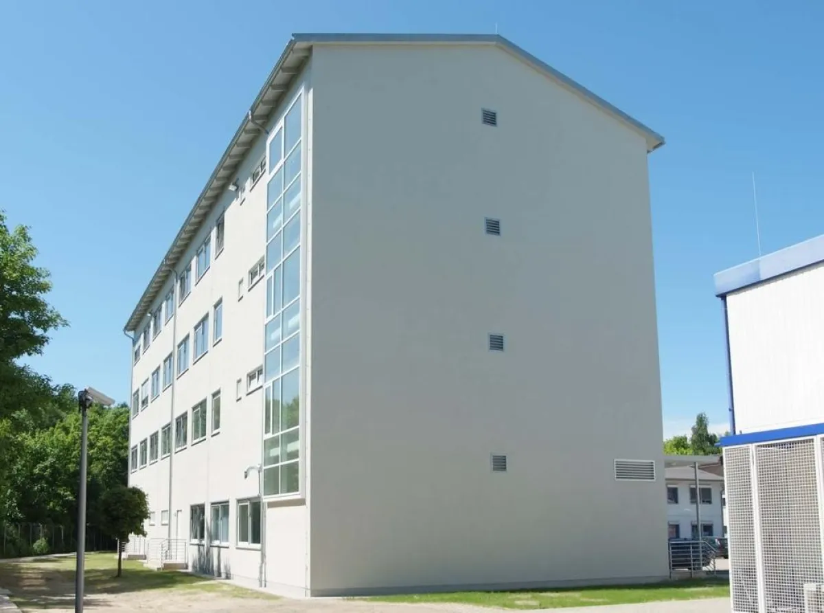 In nur zwölf Wochen wurde dieses imposante Büro- und Kauengebäude durch OFRA errichtet.