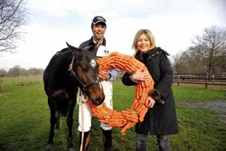 Bild: Möhrenkranz und Gesundheitscheck: Star-Treatment für Hamburger Polopony Champagne Lanson